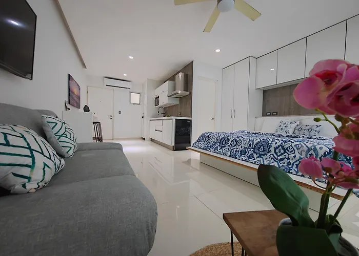 Centrally Located Steps Away From 5th Avenue And The Beach! By.yeah *