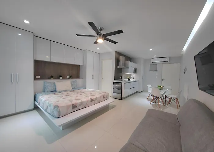 Centrally Located Steps Away From 5th Avenue And The Beach! By.yeah