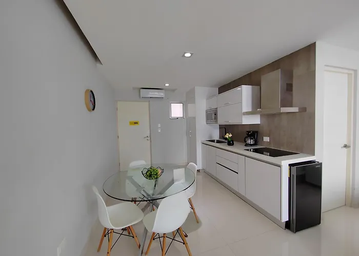 Centrally Located Steps Away From 5th Avenue And The Beach! By.yeah