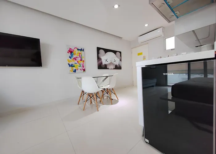 Centrally Located Steps Away From 5th Avenue And The Beach! By.yeah *