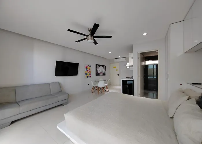 Centrally Located Steps Away From 5th Avenue And The Beach! By.yeah *