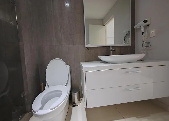 Centrally Located Steps Away From 5th Avenue And The Beach! By.yeah *